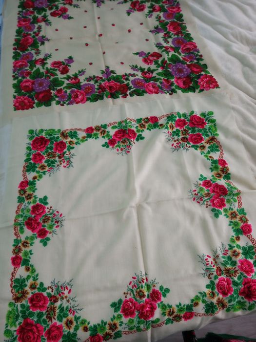 Цветни забрадки 90/90см.Чисто нови,4бр.Зелената е 70/70 20лв