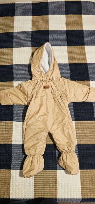 Продам комбинезоны и две шапки