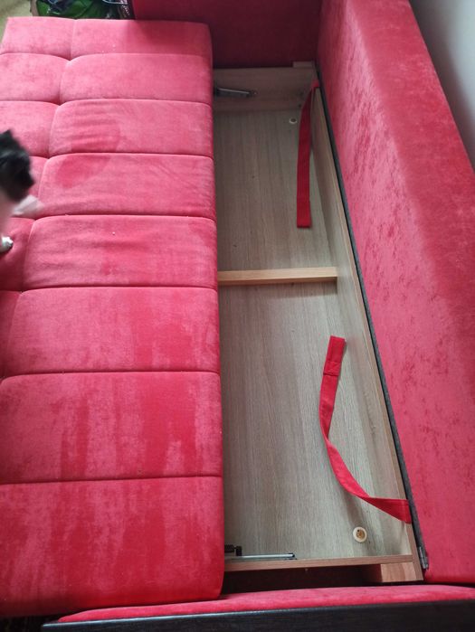 Красный диван с ящиком для белья