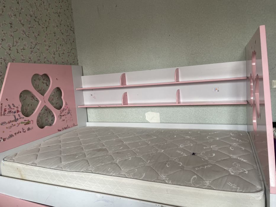 Детский кровать для девочек в плохом состаянии