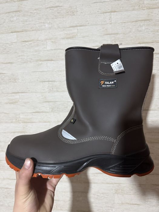 Продам робочую обувь