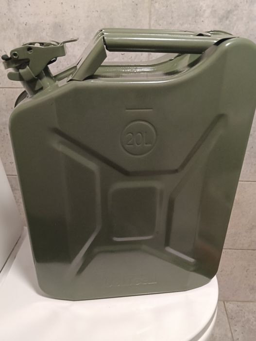 Canistră din tablă la 20 litri aproape nouă.