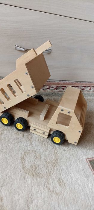 Дървена играчка камион