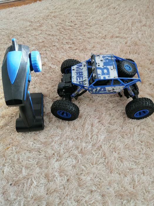 Vând mașinuță 4×4 cu telecomanda