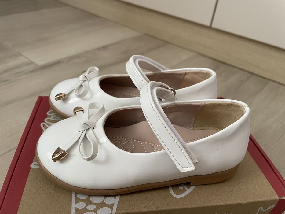 Бели лачени обувки