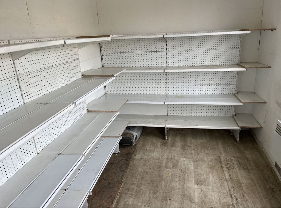 Продается, Стеллажи