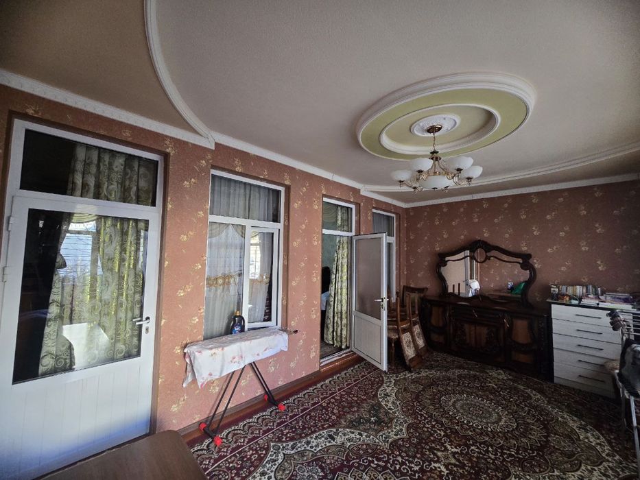 Yunusobod tumani  otchopar maxallasida  uy sotiladi 6 xona 3sotik