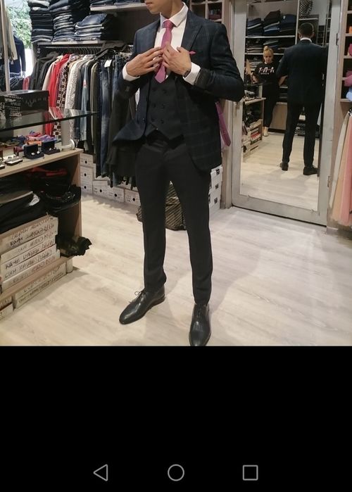 Мъжки костюм С размер обличан веднъж. Неразличим от нов. Малък е