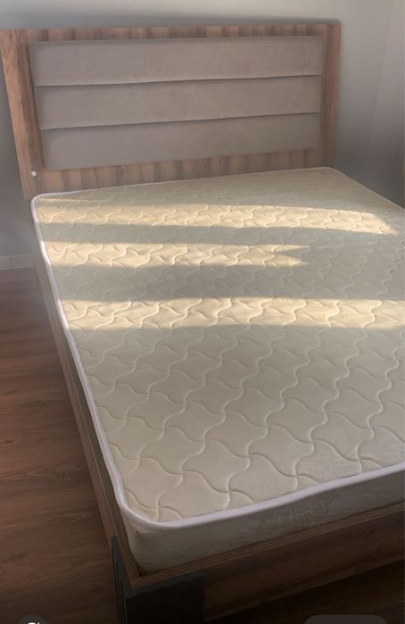 Продам двуспальную кровать с матрасом