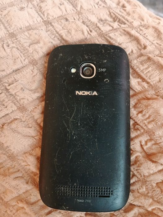NOKIA 710 Windows Phone.