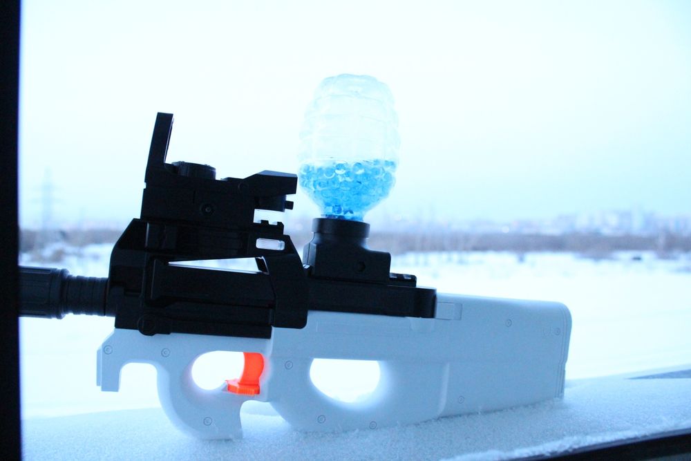 Игрушечный автомат P90