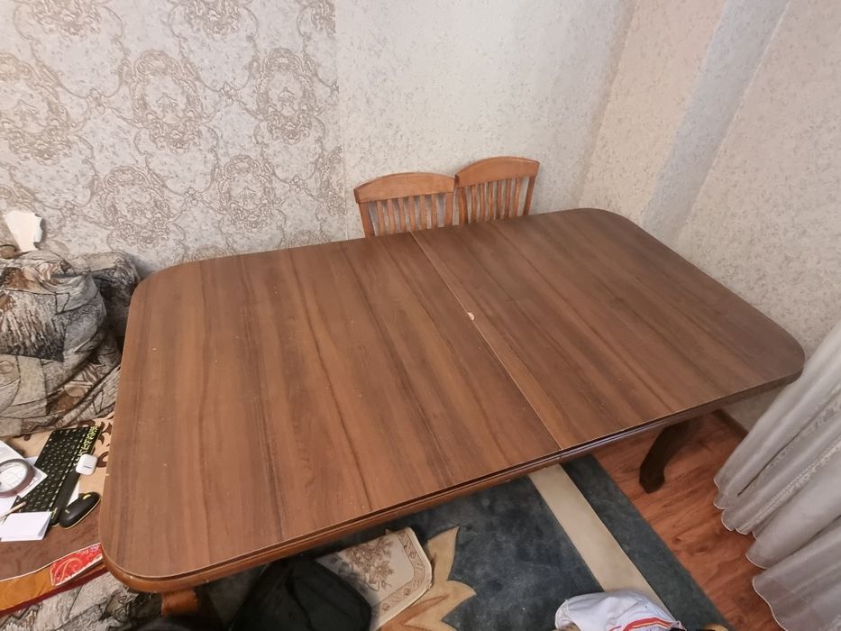 Продам стол в гостинную