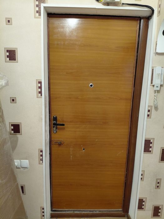 Продаётся наружный дверь в хорошем состоянии