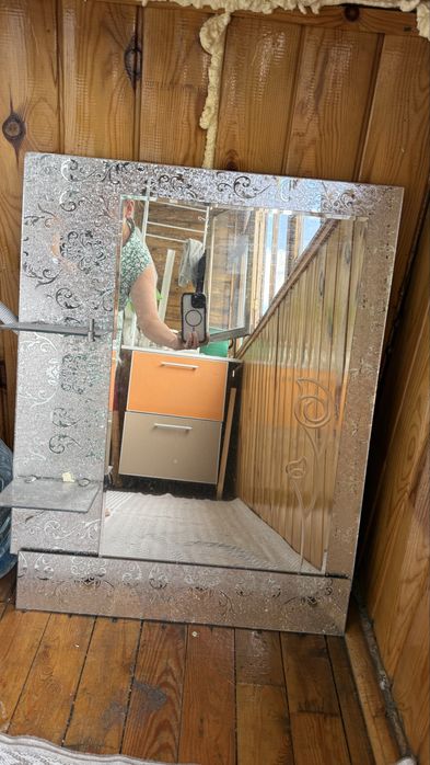 Продается зеркало с полочками