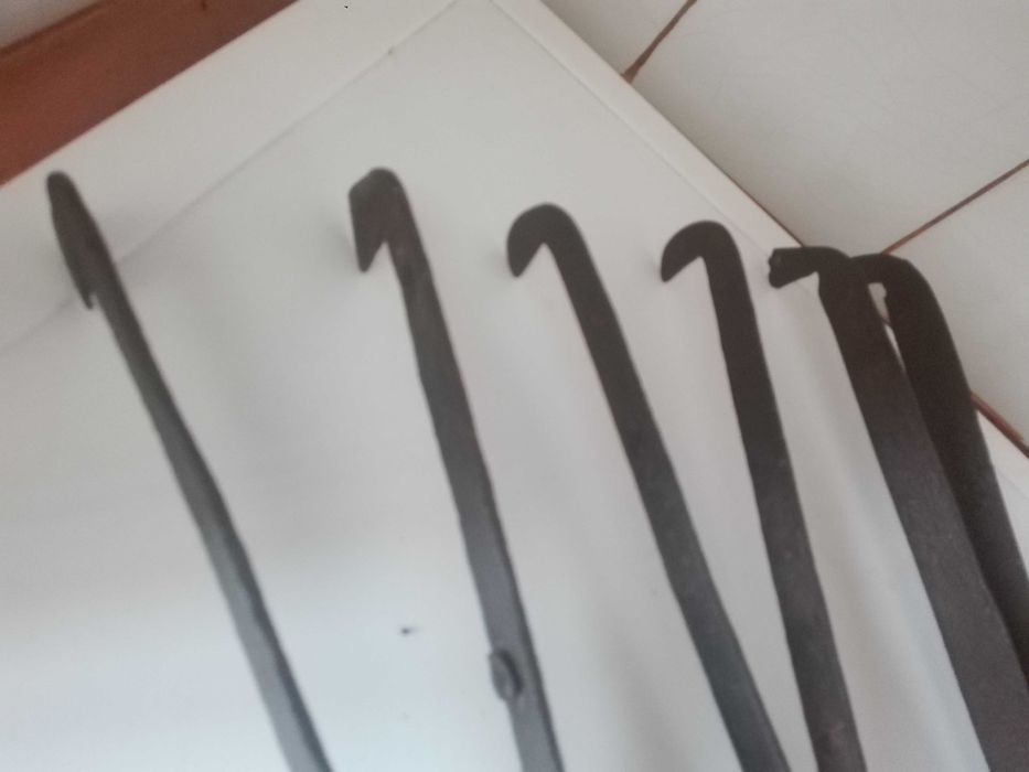 Стари дървени съдове , мотика и ножица и маши за печка.