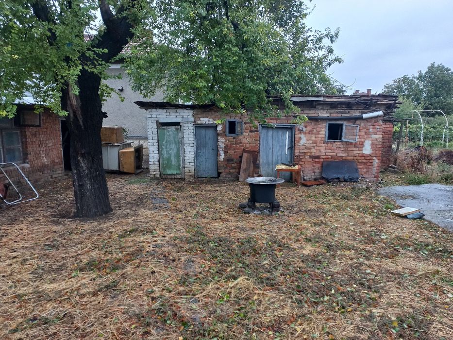 Продавам парцел 1160 кв. с две къщи.