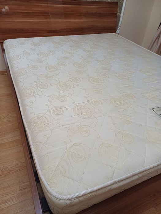 Продам уютную двуспальную кровать + матрас