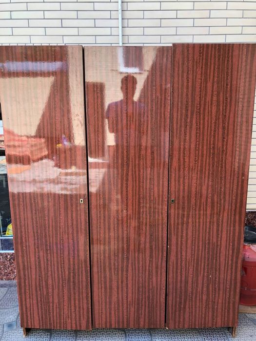 Shkaf sotiladi kiyimlar uchun