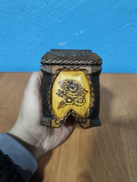 Деревянная шкатулка старенькая