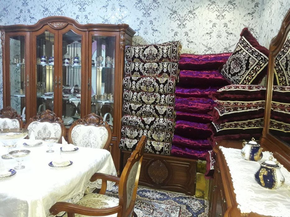 Мебель гостиная (Китай) 10 стульев 2 кресло, большой комод с зеркалом