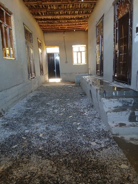 Karmana tumanida hovli sotiladi