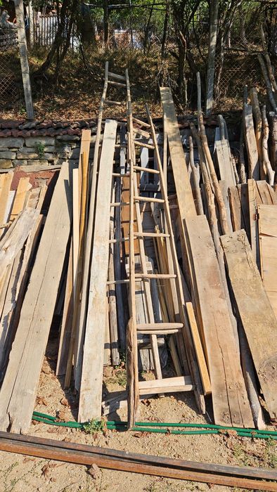 Дървени колела от каруца, вили, сърпове и още дървени инструменти