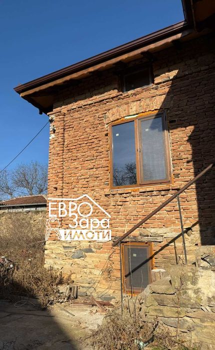 Двуетажна масивна къща за продажба в Центъра на село Колена