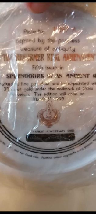 farfurie 3D cu Faraonul Akhenaten tatal lui Tutankhamon pictata cu aur