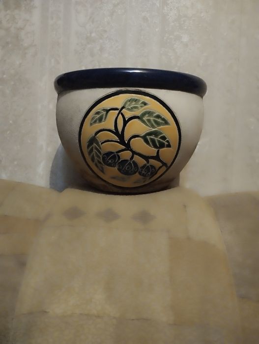 Керамичесуий цветочный горшок.