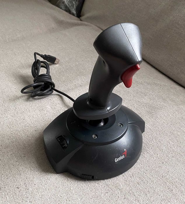 Joystick Genius F-16U pe USB - ideal pilotat avioane simulatoare