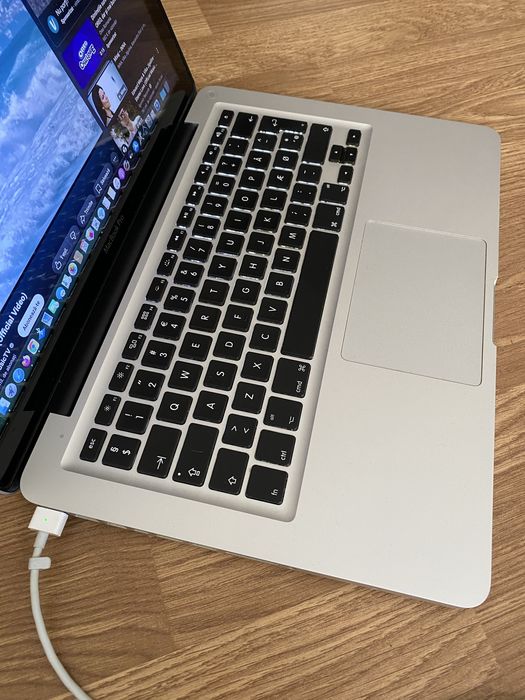 Laptop MacBook Pro intel core i5,Tastatura luminata,SSD 256gb m perfect functional cu incarcator.