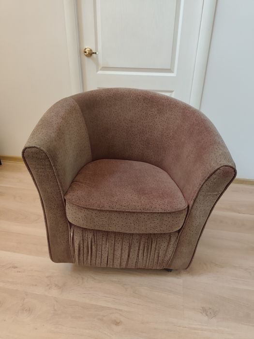 Кресло на колесиках, мягкое