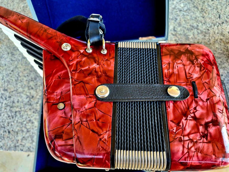 Acordeon Hohner  96 basi rosu sidefat