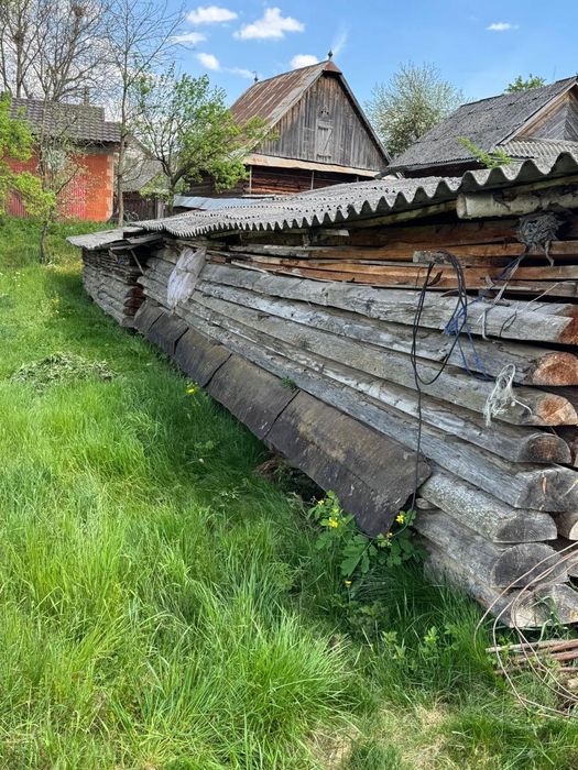 Lemn de construcție casa/cabana uscat - stivuit și acoperit