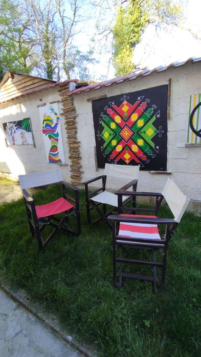 Много хубави градински столове осем на брой