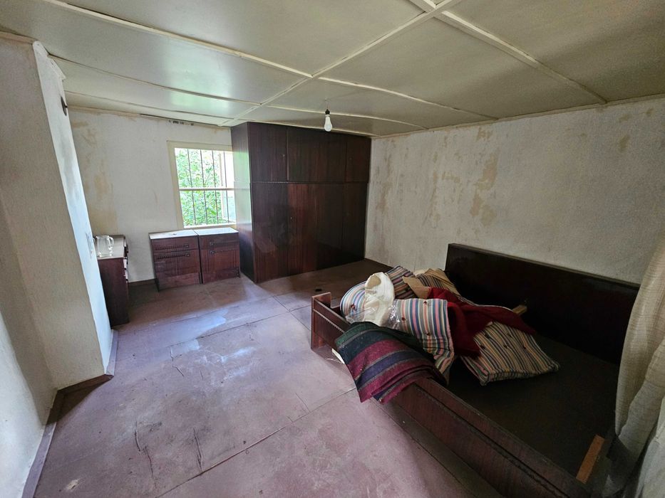 1840-Продава се едноетажна полумасивна къща с гараж в кв. "Оборище"!