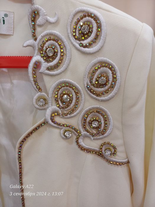 Ayollar qaymoq rang kostyumi