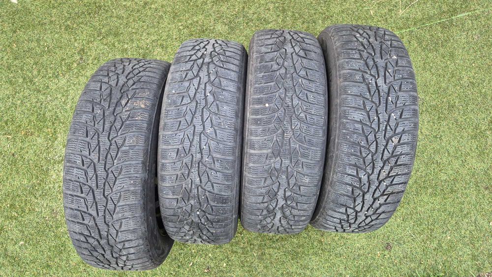 Vând set roți complete iarnă 15” – jante oțel + anvelope Nokian WR D4 + capace Skoda