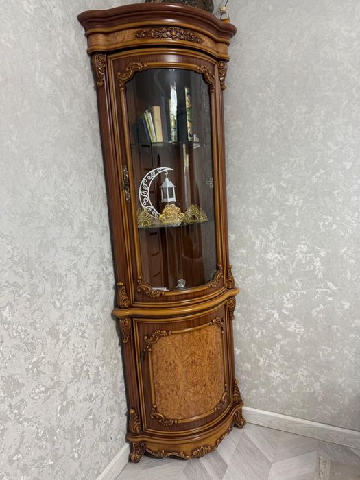 Продам сервант в хорошем состояние