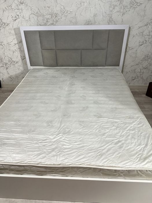 Кровать двуспальная  с матрасом+ 1 тумбы