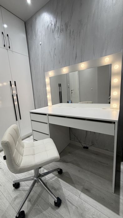 Тоалетка с LED осветление + кожен регулируем стол