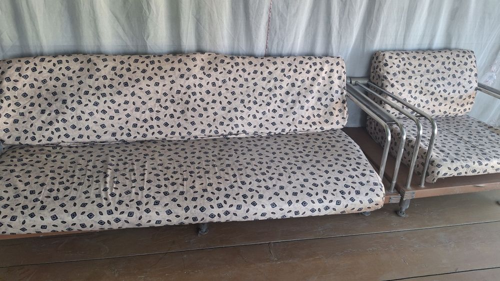 Продам два кресла и диван.