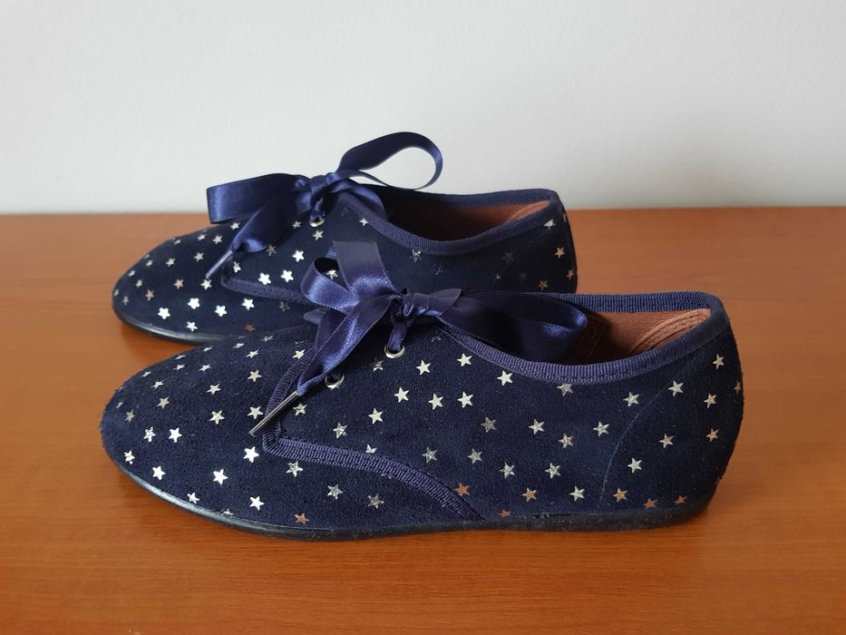 Pantofi albastru cu stelute argintiii cu siret matase 37 (23,5 cm)