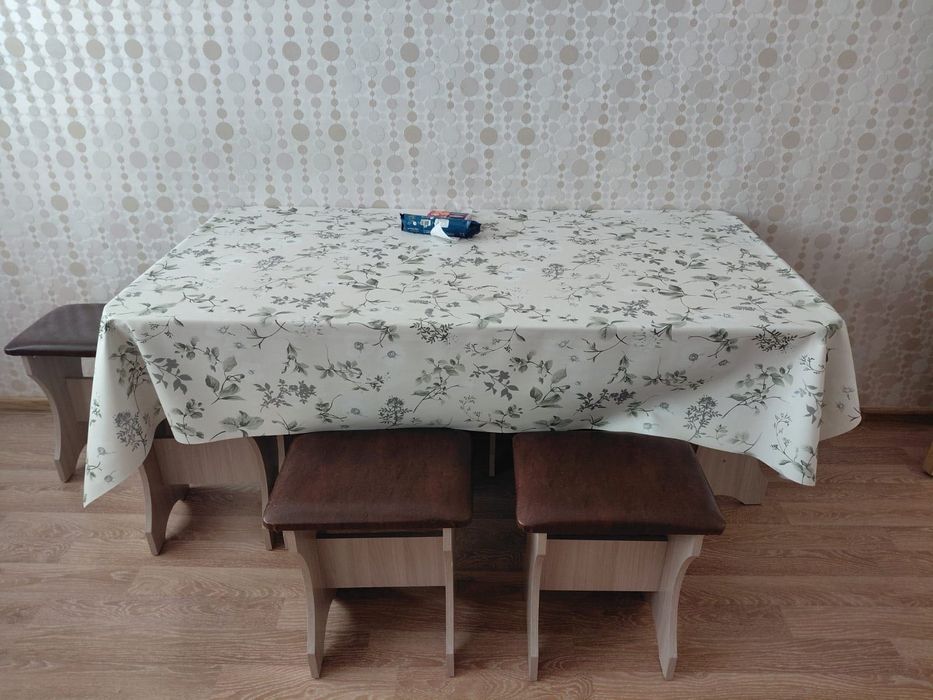 Кухонный стол и 5 стульев