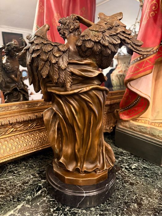 Statueta din bronz masiv pe soclu de marmura, reprezentand un inger cu un copil