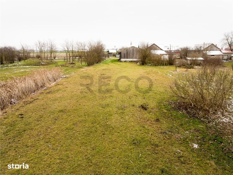 RECO . Teren intravilan cu hala metalica in Roit .