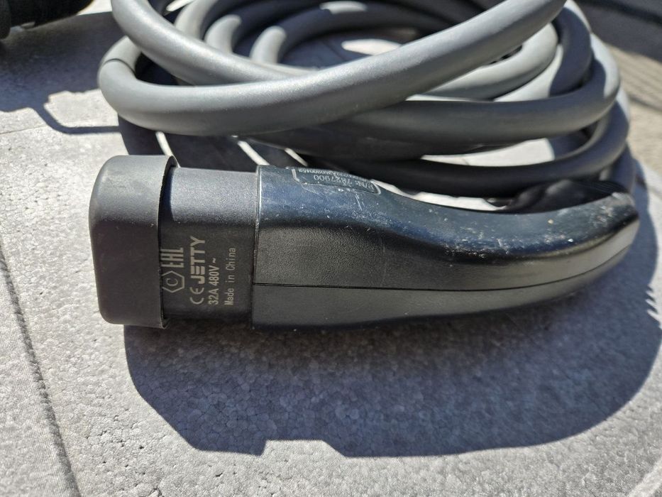 Кабел за зареждане на електрически автомобил