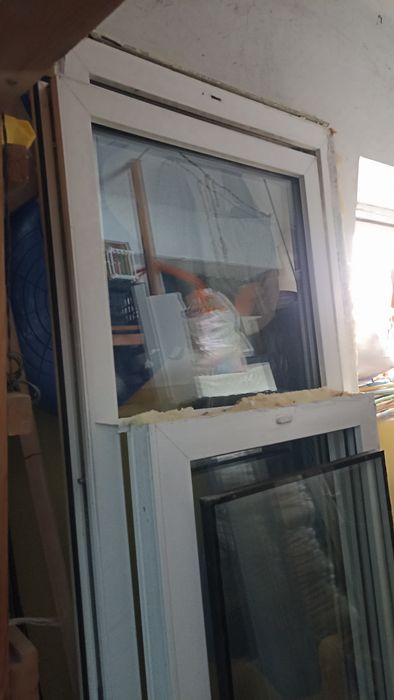 Продам пластиковую дверь и окно