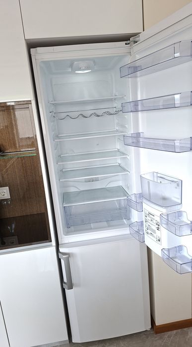 Combină frigorifică (frigider + congelator) 350 litri Beko