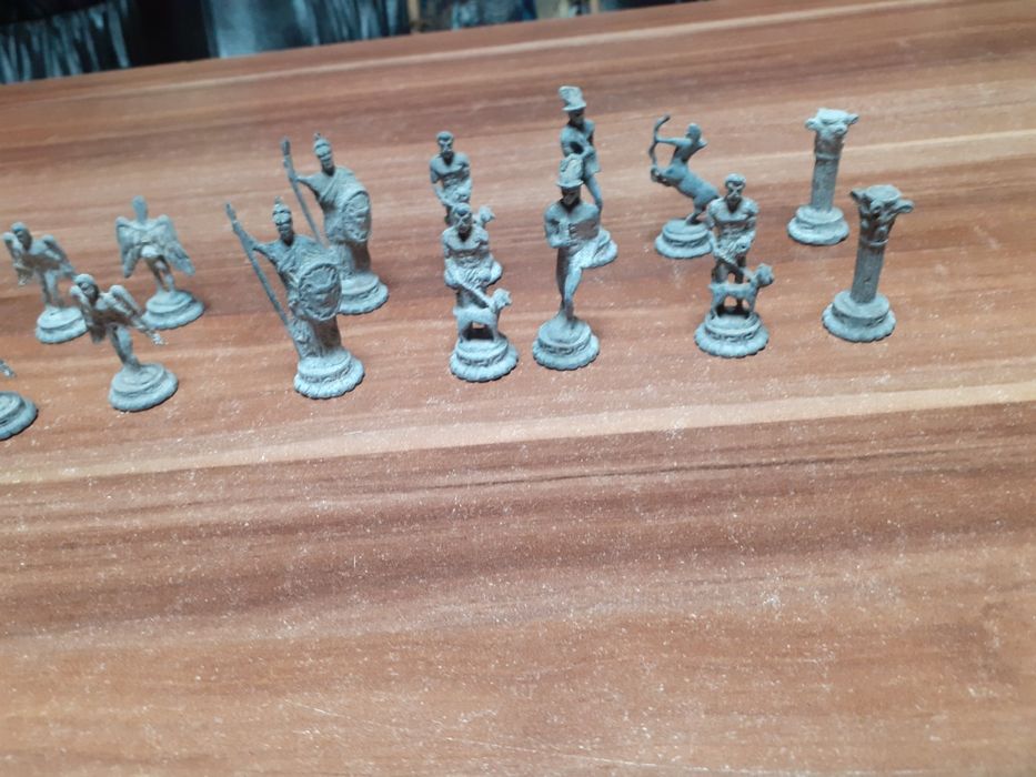 Метални фигури за шах.  Шах  с дървени фигури